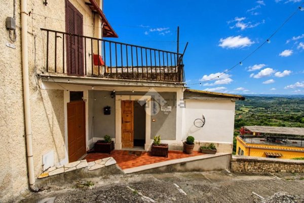 appartamento in vendita a Poggio Mirteto in zona Castel San Pietro