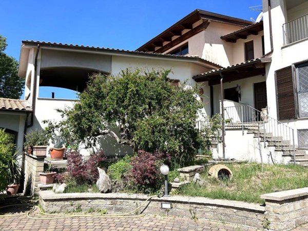 casa indipendente in vendita a Poggio Mirteto in zona San Valentino