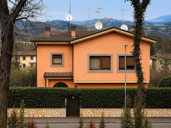 casa indipendente in vendita a Poggio Mirteto in zona Poggio Mirteto Scalo