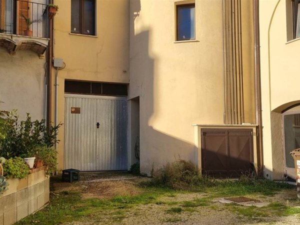 locale commerciale in vendita a Poggio Mirteto in zona San Valentino