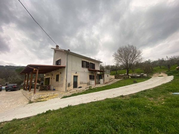 casa indipendente in vendita a Poggio Moiano