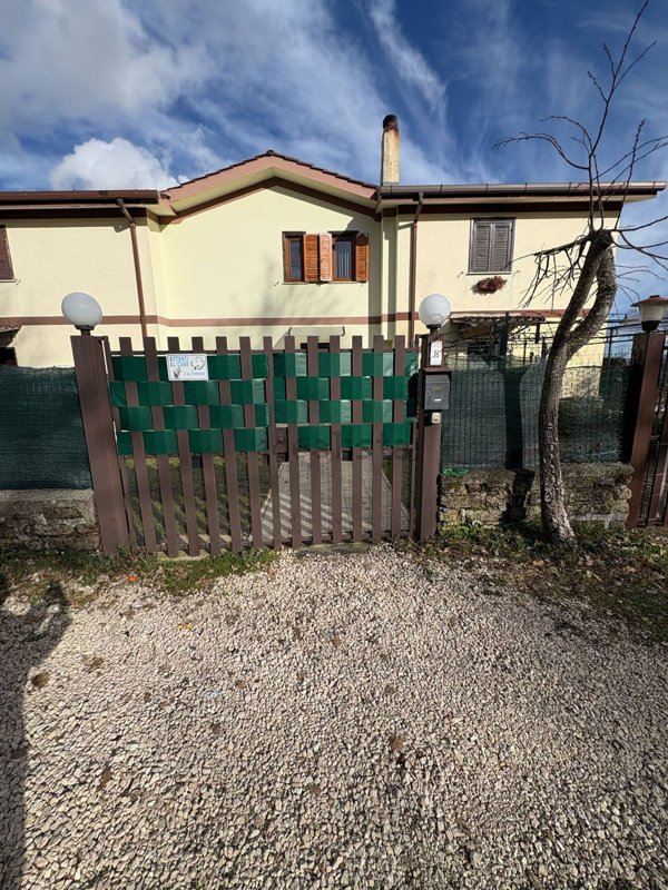 casa indipendente in vendita a Poggio Moiano