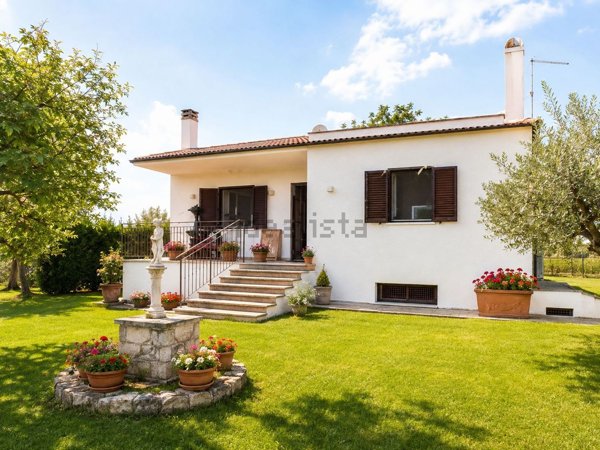 casa indipendente in vendita a Poggio Moiano