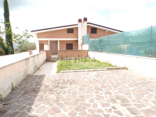 casa indipendente in vendita a Poggio Nativo