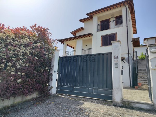 casa indipendente in vendita a Poggio Nativo