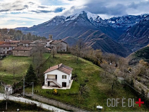 casa indipendente in vendita a Posta