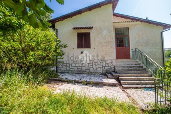 casa indipendente in vendita a Posta