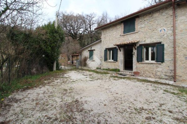 casa indipendente in vendita a Pozzaglia Sabina