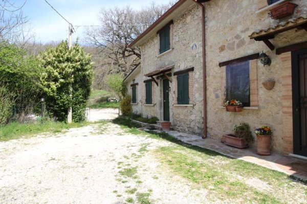 casa indipendente in vendita a Pozzaglia Sabina