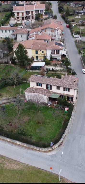 casa indipendente in vendita a Rieti in zona Vazia