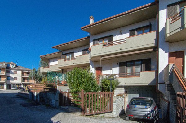 casa indipendente in vendita a Rieti in zona Vazia