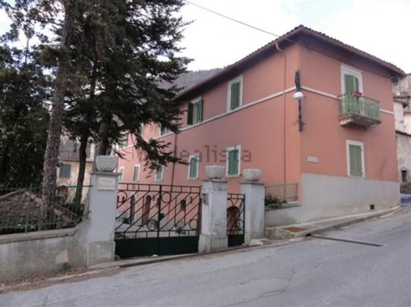 casa indipendente in vendita a Rieti in zona Lisciano