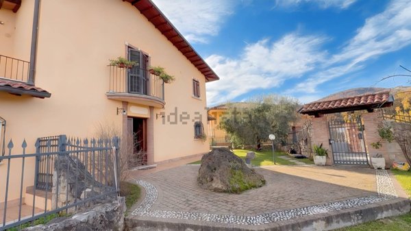 casa indipendente in vendita a Rieti in zona Sant'Elia