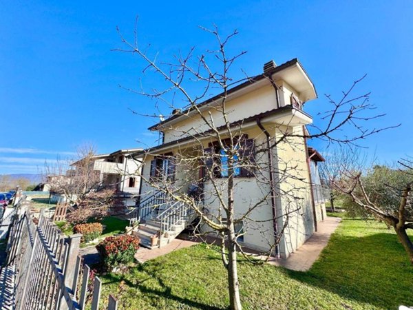 casa indipendente in vendita a Rieti in zona Campoloniano