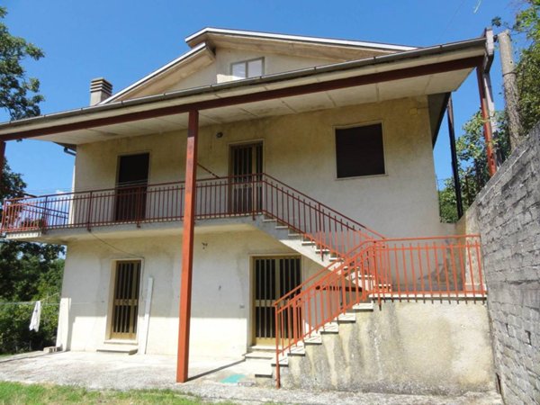 casa indipendente in vendita a Rieti in zona Sant'Elia