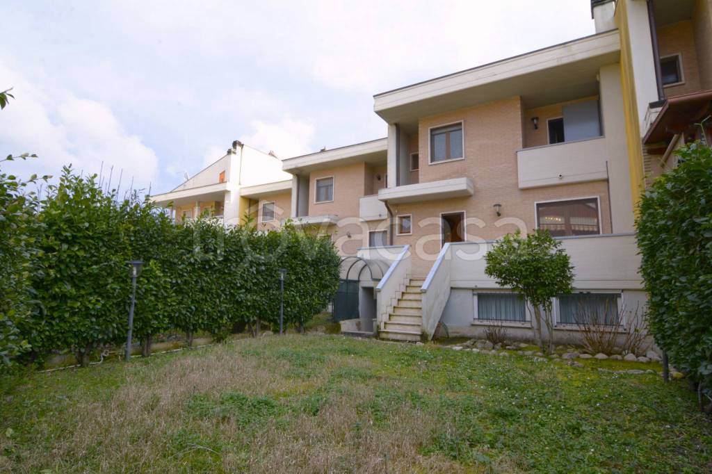 casa indipendente in vendita a Rieti