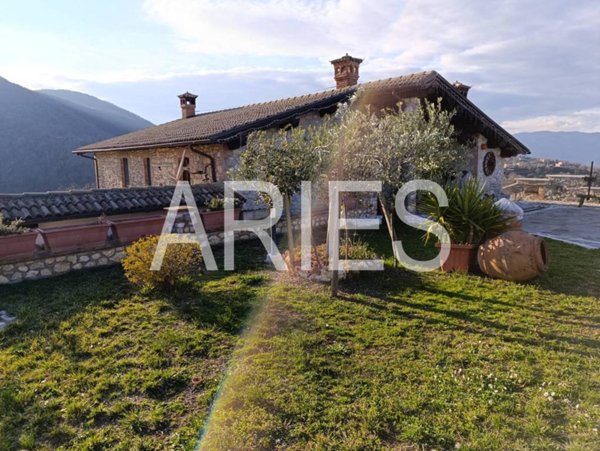 casa indipendente in vendita a Rieti in zona Sant'Elia