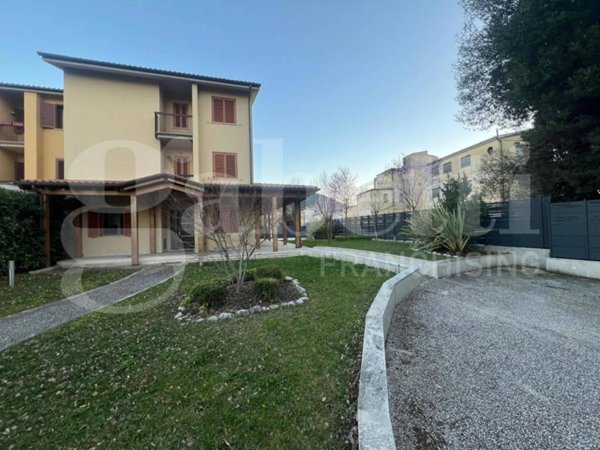 casa indipendente in vendita a Rieti