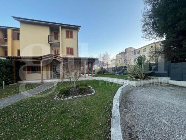 casa indipendente in vendita a Rieti