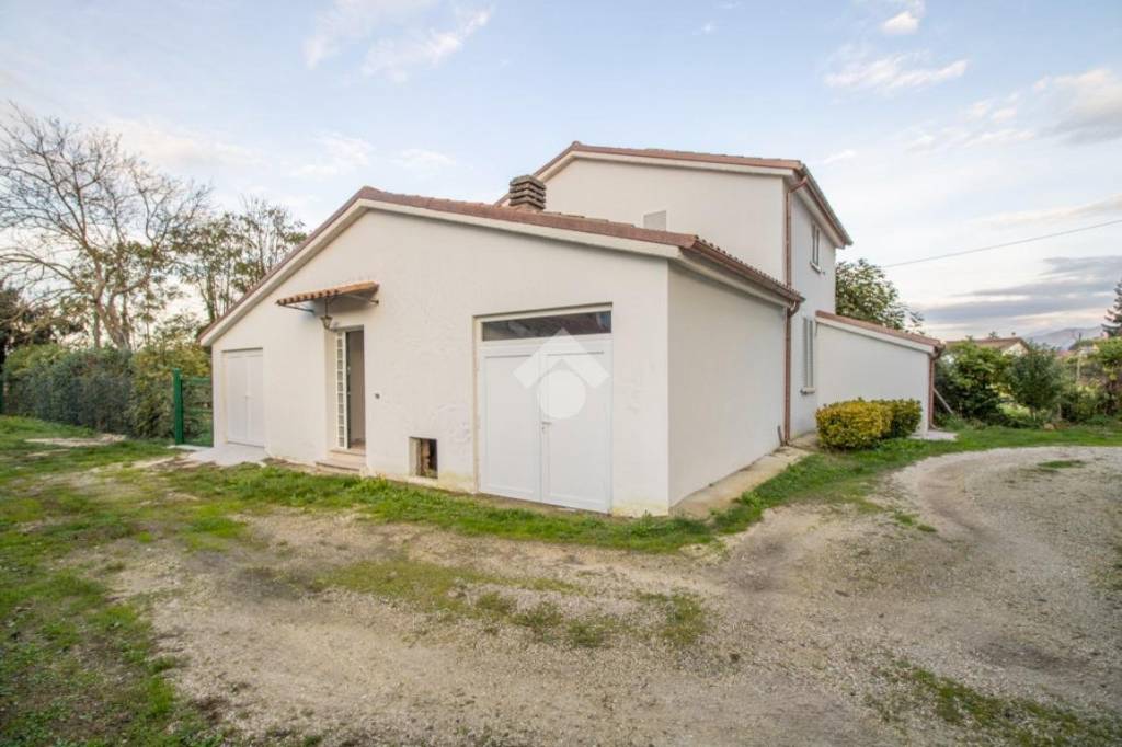 casa indipendente in vendita a Rieti in zona Piani Poggio Fidoni