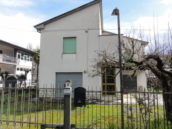 casa indipendente in vendita a Rieti