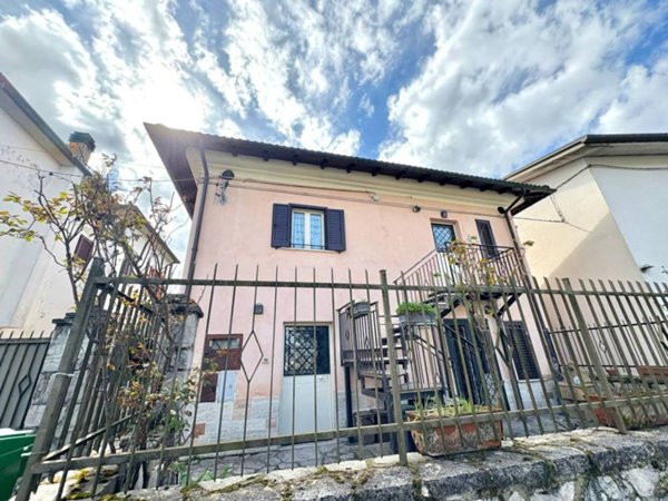 casa indipendente in vendita a Rieti in zona Sant'Elia