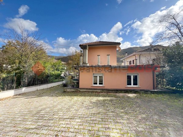 casa indipendente in vendita a Rieti