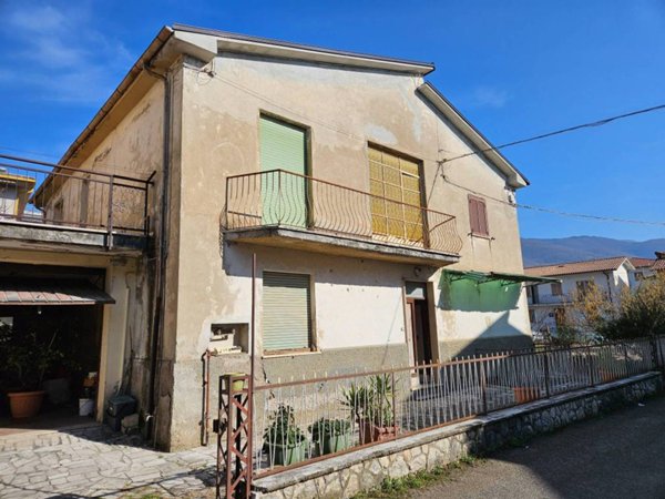 casa indipendente in vendita a Rieti in zona Vazia
