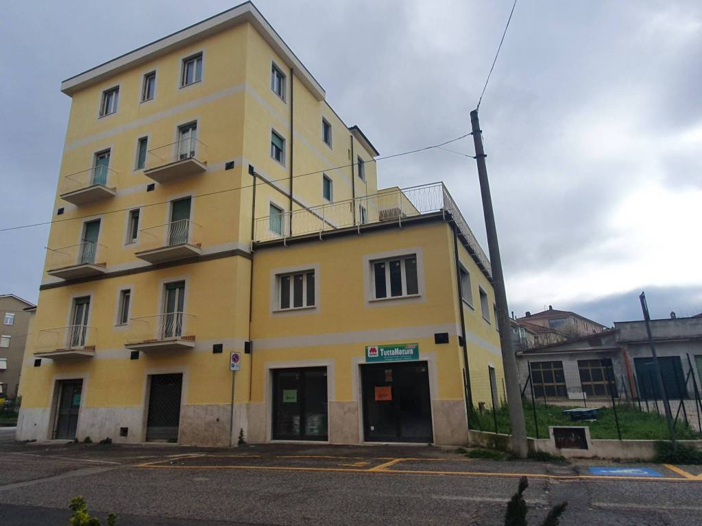 locale commerciale in vendita a Rieti