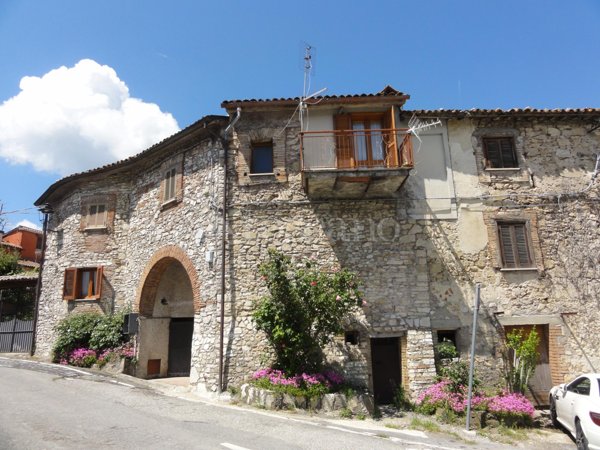casa indipendente in vendita a Rieti in zona Poggio Fidoni