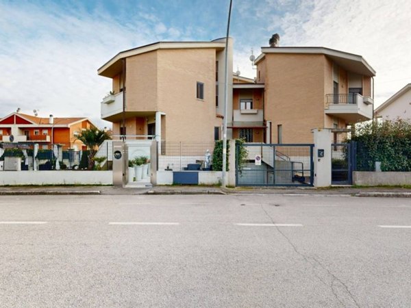 casa indipendente in vendita a Rieti in zona Madonna del Cuore