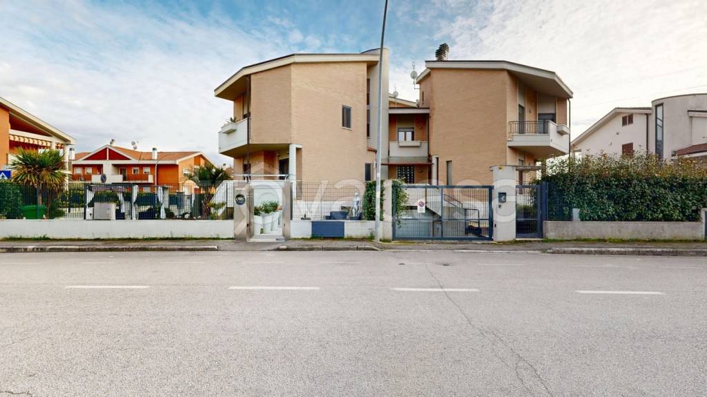 casa indipendente in vendita a Rieti in zona Madonna del Cuore