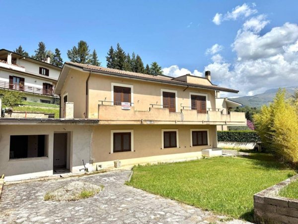 casa indipendente in vendita a Rieti