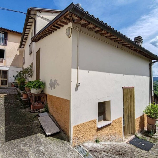 casa indipendente in vendita a Rieti in zona Sant'Elia