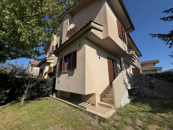 casa indipendente in vendita a Rieti