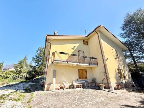 casa indipendente in vendita a Rieti in zona Campoloniano