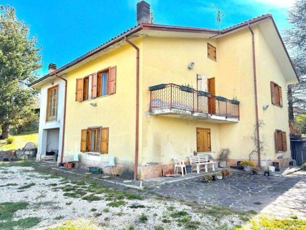 casa indipendente in vendita a Rieti in zona Campoloniano