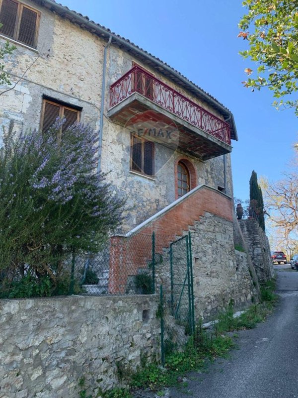 casa indipendente in vendita a Rieti in zona Contigliano