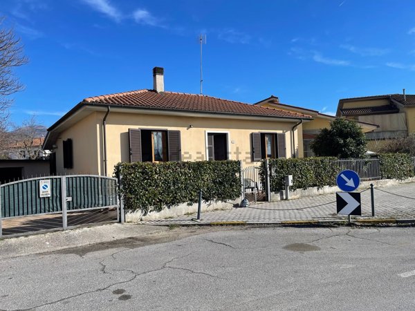 casa indipendente in vendita a Rieti