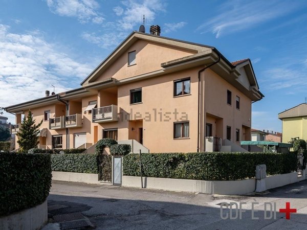 casa indipendente in vendita a Rieti