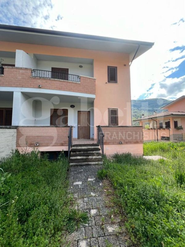 casa indipendente in vendita a Rieti
