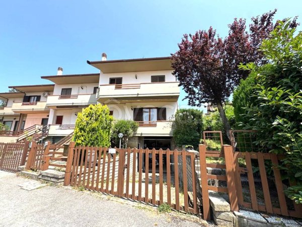 casa indipendente in vendita a Rieti in zona Vazia