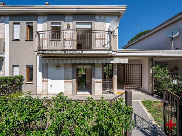 casa indipendente in vendita a Rieti in zona Campoloniano