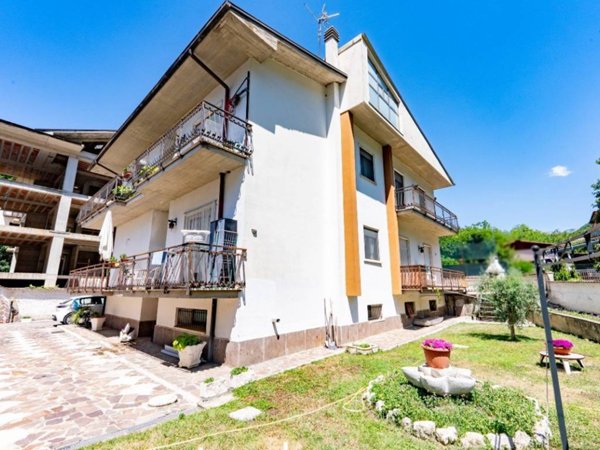casa indipendente in vendita a Rieti in zona Vazia