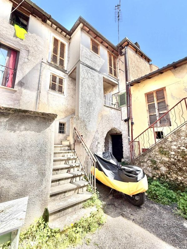 casa indipendente in vendita a Rieti in zona Vazia