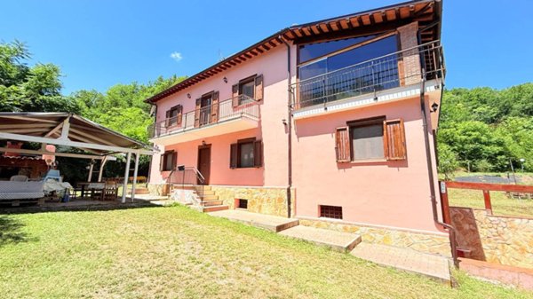 casa indipendente in vendita a Rieti