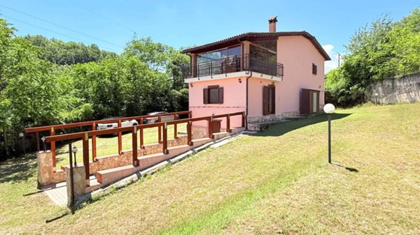 casa indipendente in vendita a Rieti