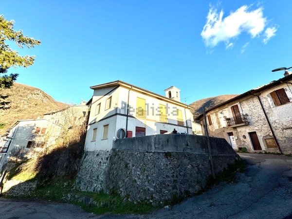 casa indipendente in vendita a Rieti in zona Lugnano