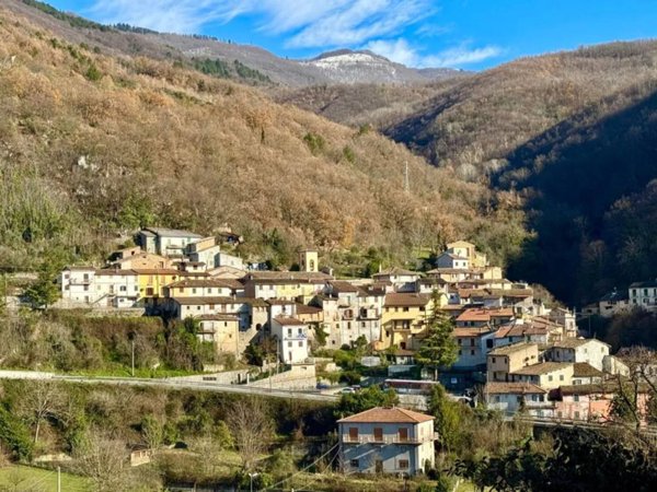 casa indipendente in vendita a Rieti in zona Lisciano