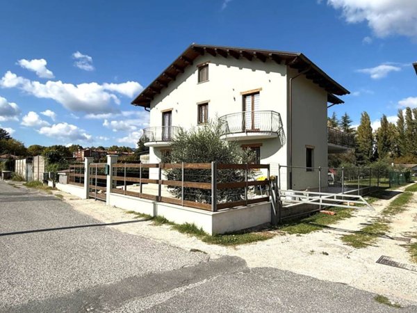 casa indipendente in vendita a Rieti in zona Viale Maraini